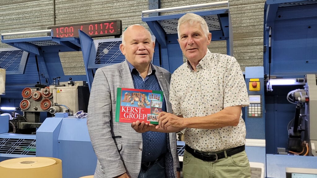 Kees en Henk trots op het boek de Kerstgroep, Grenzeloos mooi.