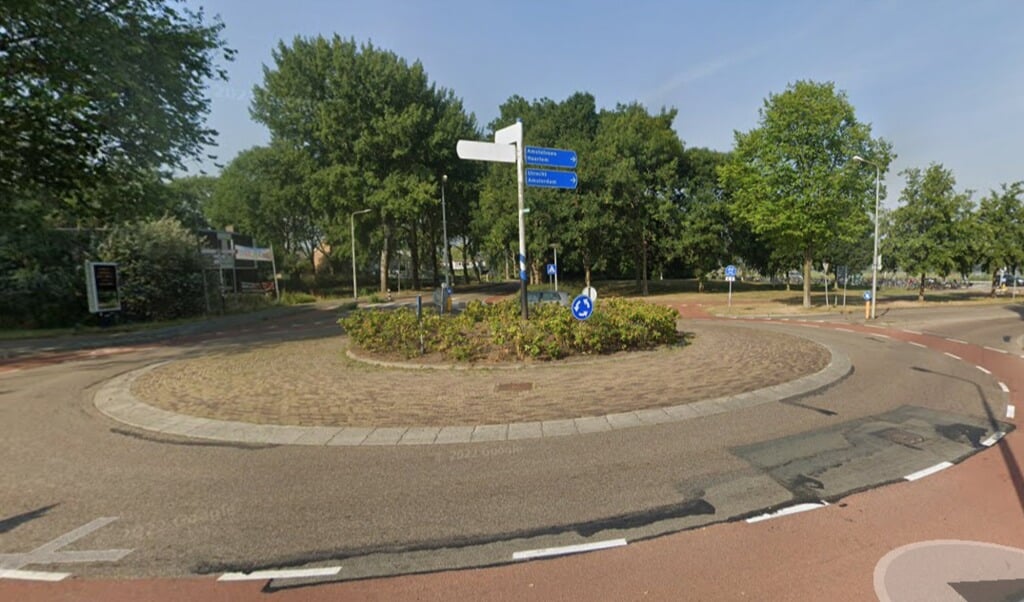  De rotonde aan de Jacob van Ruysdaelweg.