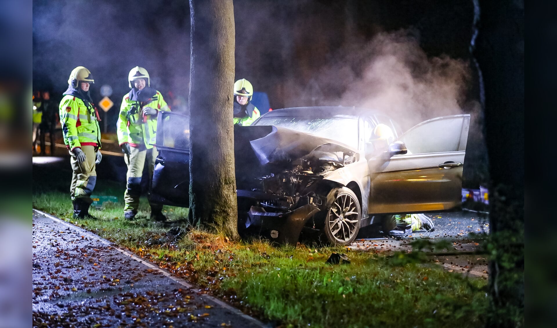 Auto Tegen Boom Barneveldse 17 En Harskamper 18 Gewond