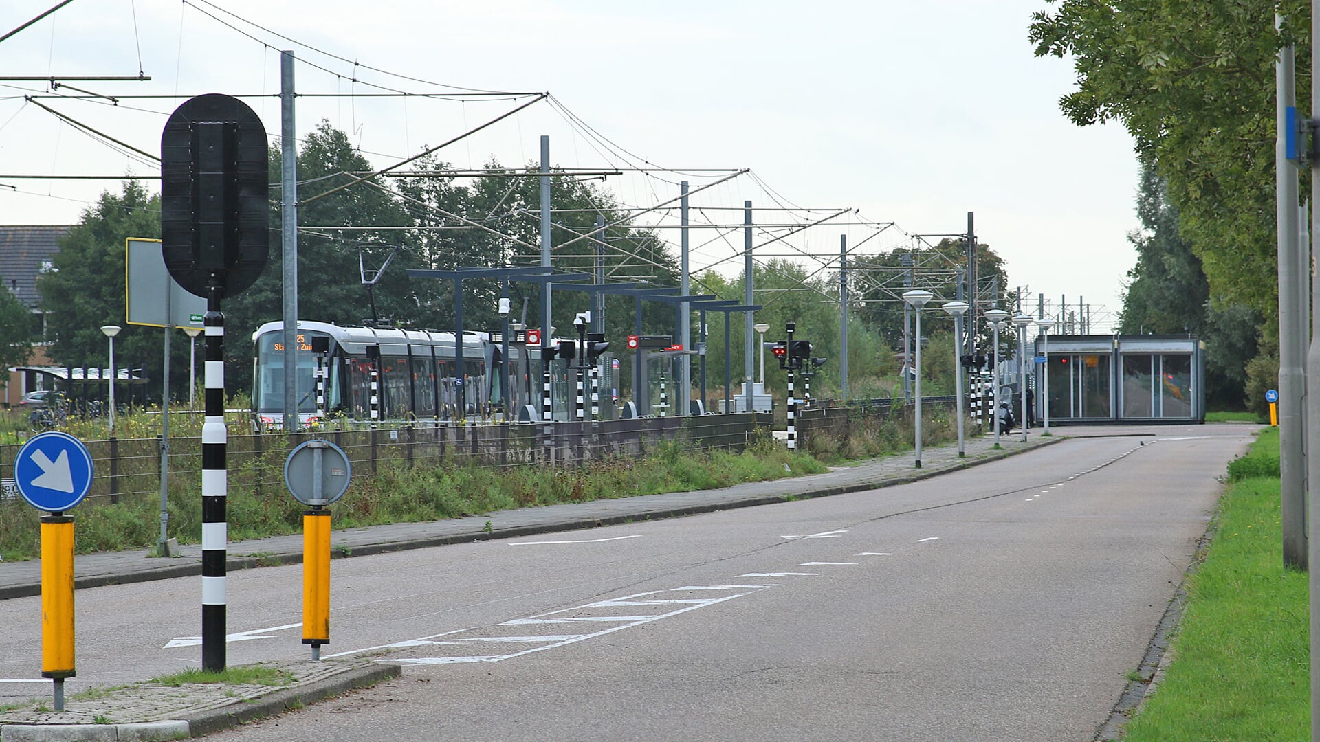 De Hammarskjoldsingel eindigt nu bij de tramhalte Westwijk. Het college wil de weg doortrekken naar De Scheg.
