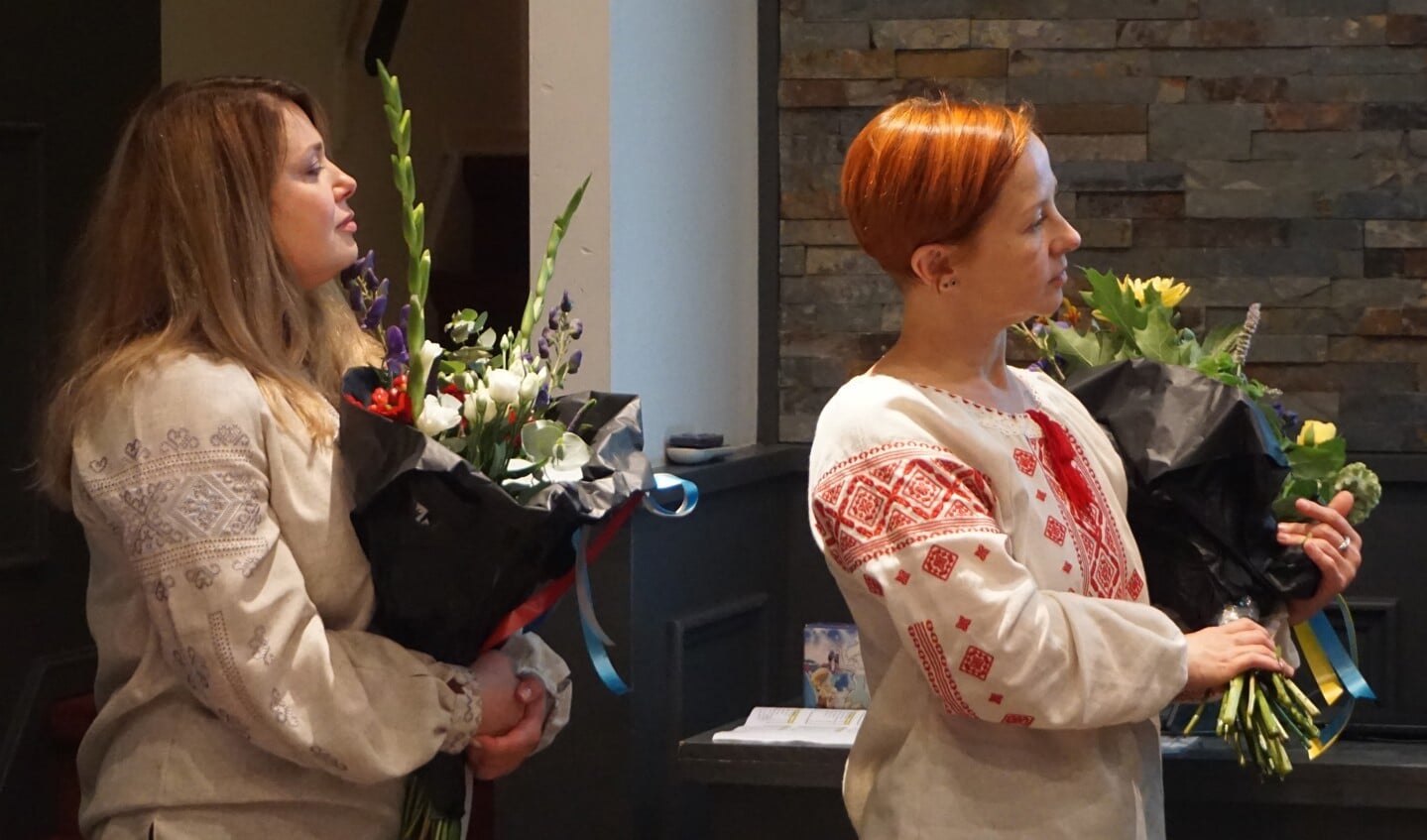 Anfisa Nakonechnaya en Elena Kotiehova gedurende het volkslied.