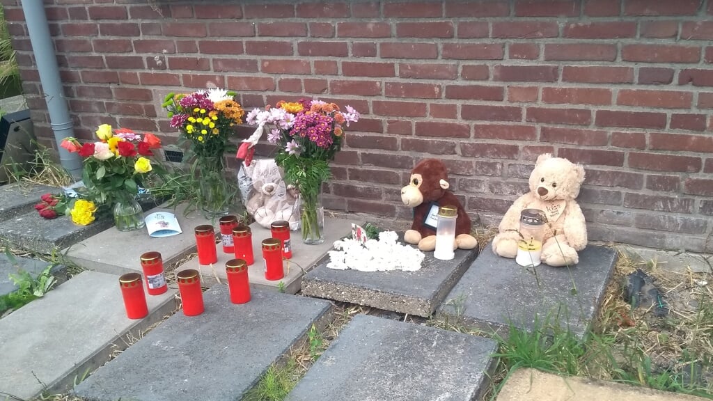 Bij de woning waar de jongen dood werd gevonden, legden buurtbewoners bloemen
