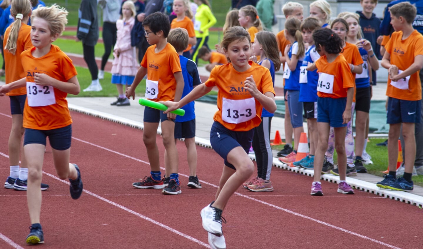 Een viermaal 400 meter estafetteloop en een triathlon werden voor leden van Altis georganiseerd.