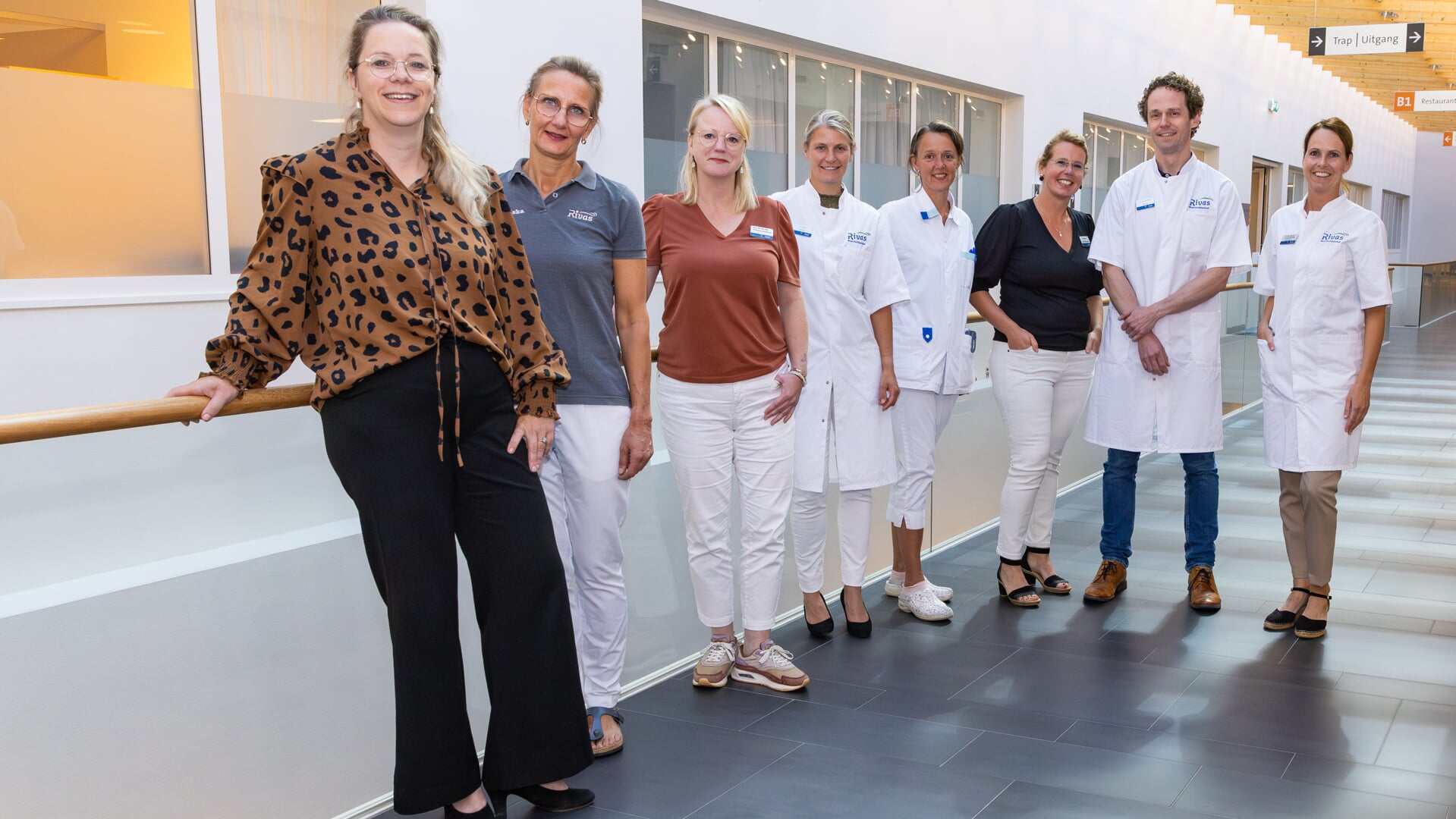 Van links naar rechts op de foto: Janneke Tukker-Swijnenburg (programmamanager oncologie en palliatieve zorg), Mariska Froeling (fysiotherapeut), Jet Hellema (psycholoog), Suzanne Last-Koopmans (hematoloog), Marieke de Groot-Bakker (oncologieverpleegkundige), Ingeborg Pos-van der Horst (verpleegkundig consulent Oncologie), Aram van Brussel (oncoloog), Sandra den Besten-van Herk (verpleegkundig specialist). Niet op de foto, wel in het AYA-team: Ben Oosterom (geestelijk verzorger)