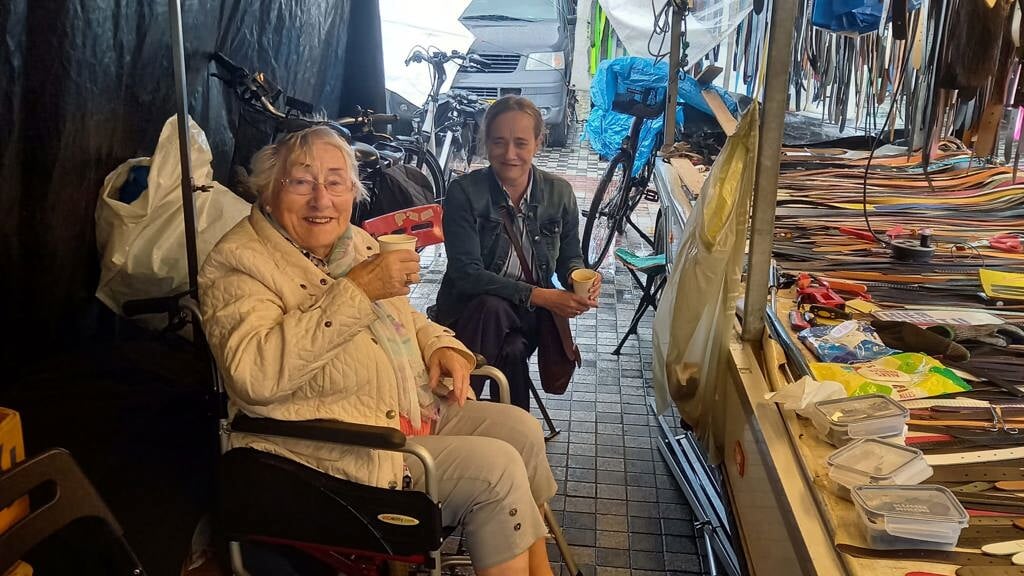 Zorgmaatje Carola Leeflang nam Klazien uit Houten mee naar de markt op Vredenburg in Utrecht