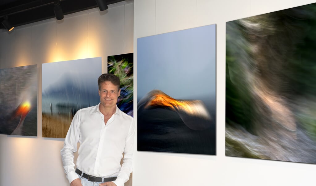 Fotograaf Loek van Walsem, initiatiefnemer, in zijn studio.