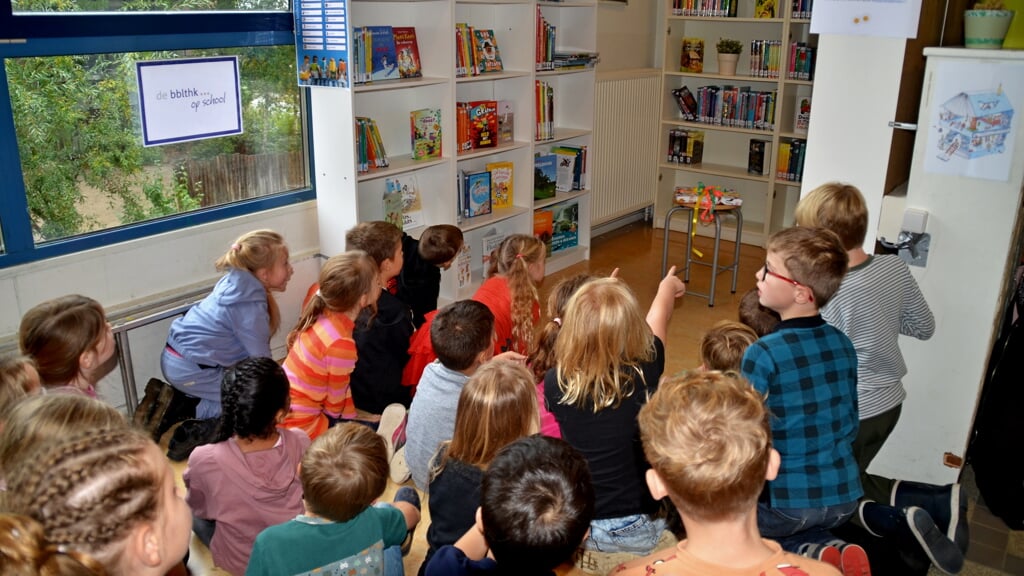 De leerlingen van groep vier van de Margrietschool bij de opening van de (voorlopige) 'Bibliotheek op school'. 