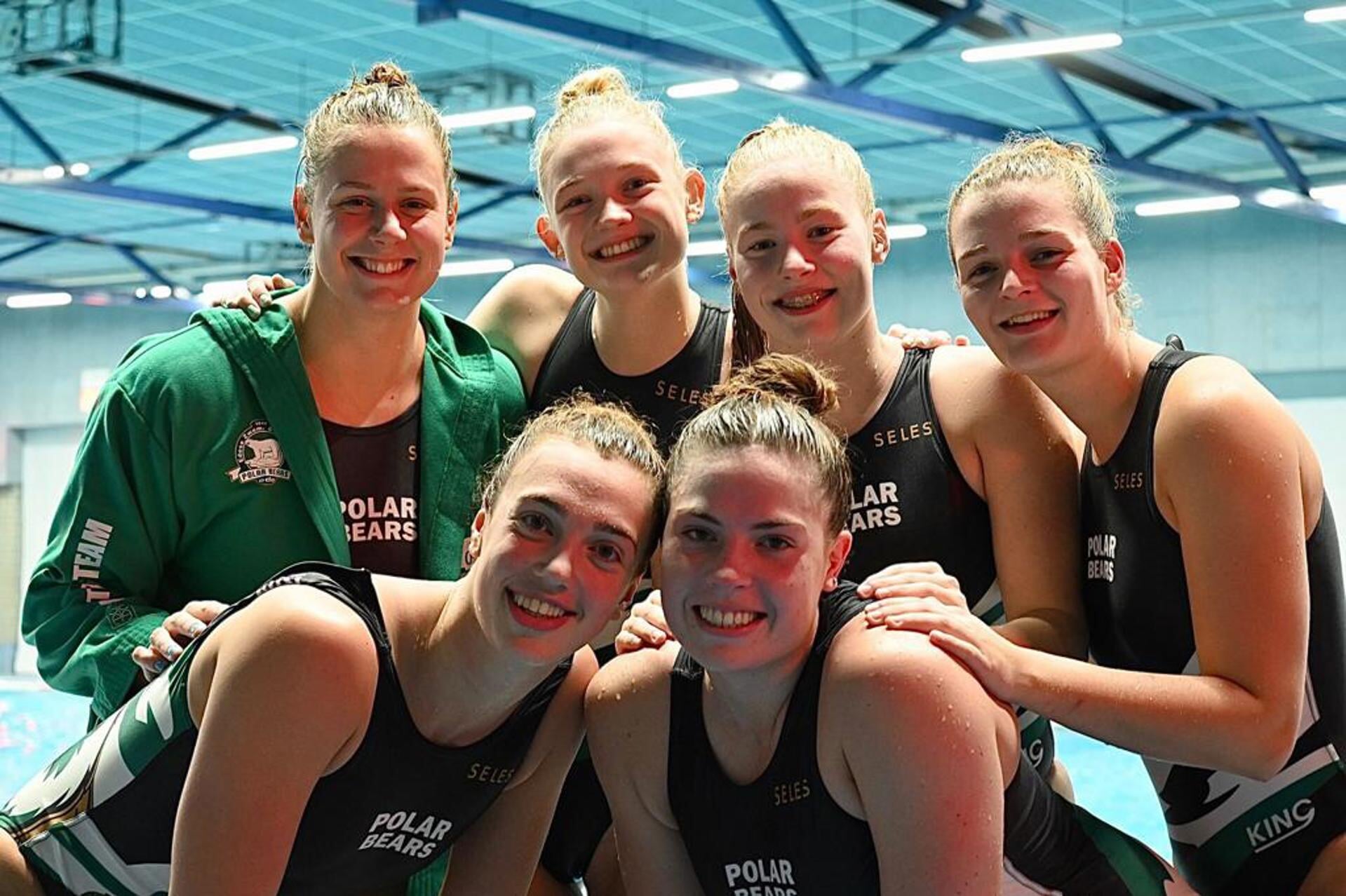 De vrouwen van Polar Bears die afgelopen zomer succes vol waren. Van links boven, naar rechts onder: Iris Wolves (wereldkampioen), Lola Moolhuijzen (wereldkampioen en derde bij WJK), Nina van der Geijn (derde bij WJK), Aniek Roekevisch (derde bij WJK), Renee de Kleer (derde bij WJK) en Feline Voordouw (derde bij WJK).