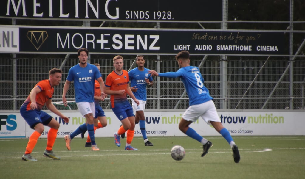 Jesse Schuin (tussen twee spelers van DVC Dedemsvaart in) en Saber Charif (nummer 8) scoorden beiden drie keer.

