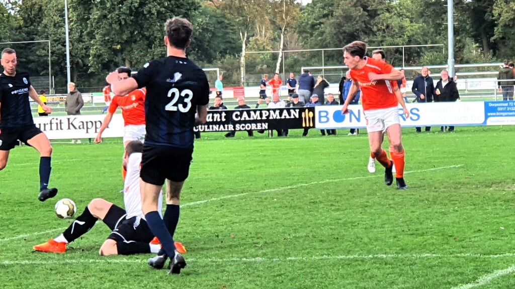 Stefan Aalbers (uiterst links) weet de assist van Jochem Tielen (23) op waarde te schatten en schuift de 3-1 binnen.