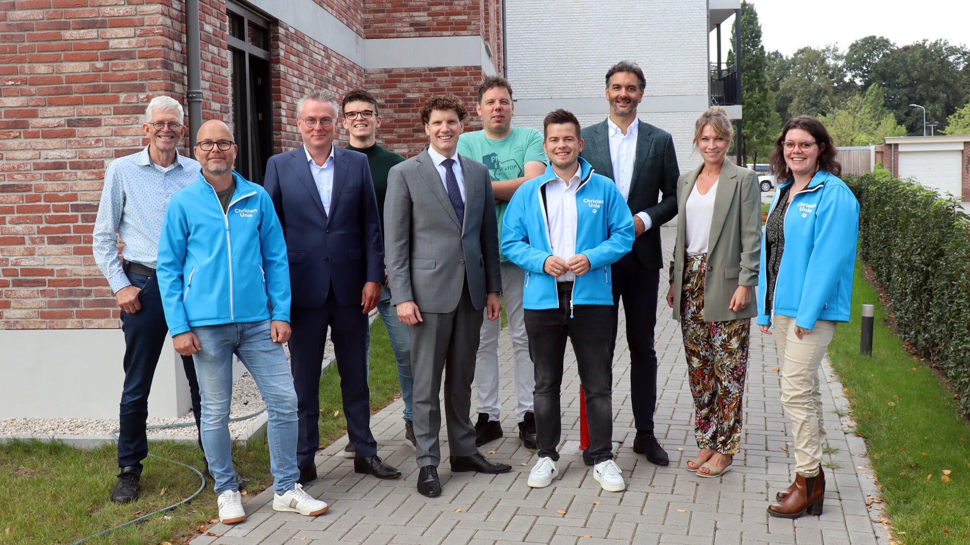 De CU-fractie op bezoek bij De Rozelaar in Barneveld, met burgemeester Van der Tak (vijfde van links) en CU-Kamerlid Drost (derde van rechts). 
