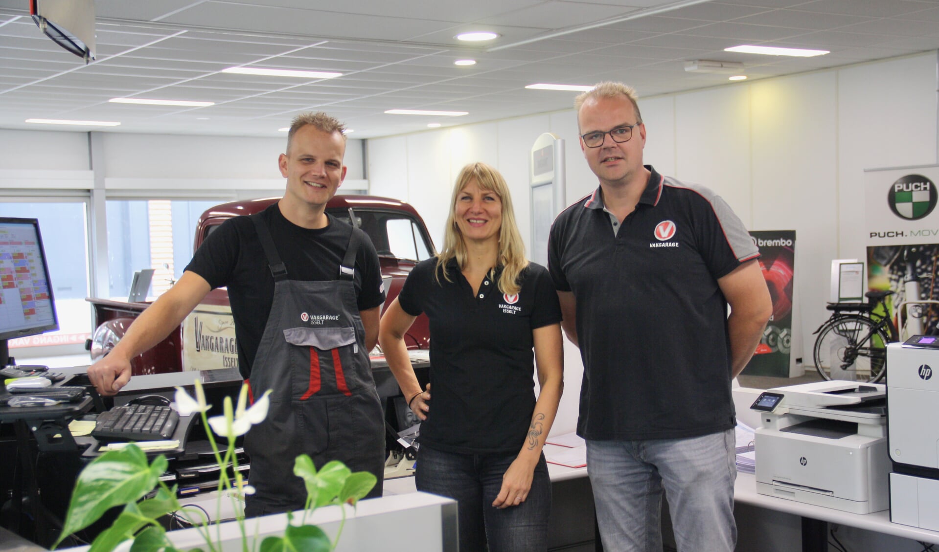 Het team van Vakgarage Isselt achter de receptie.