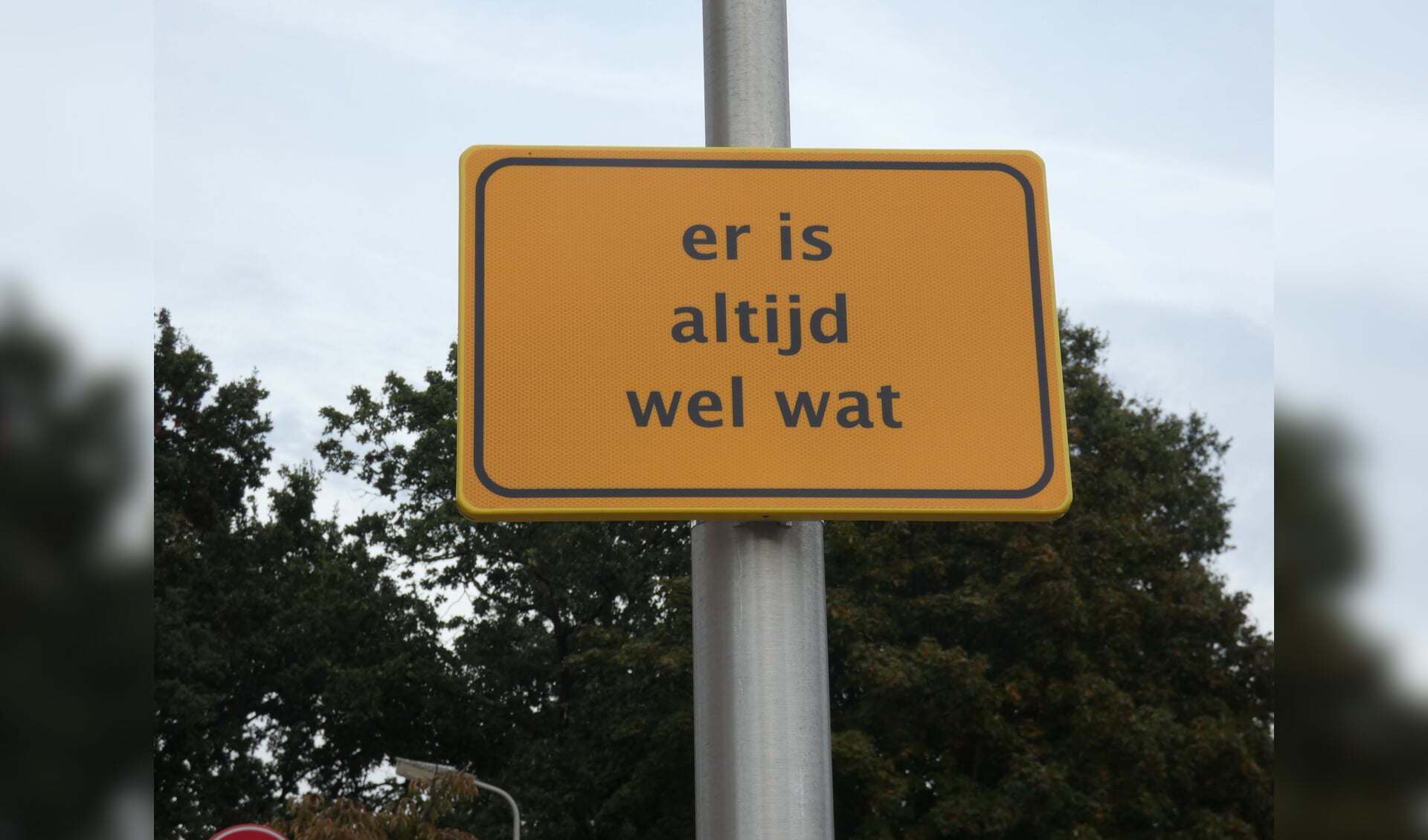Een van de borden van het project SIGNS, gesitueerd in de Weberstraat. 