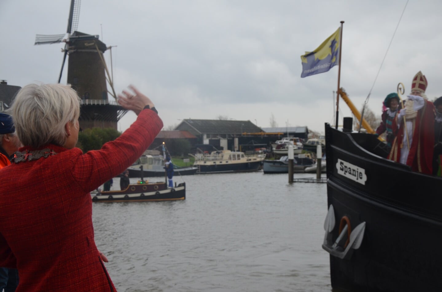 De burgemeester staat al op Sinterklaas te wachten