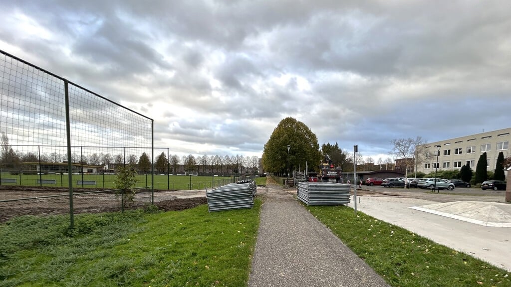 Werkzaamheden achter het gemeentehuis, links de nieuwe parkeerplaats.