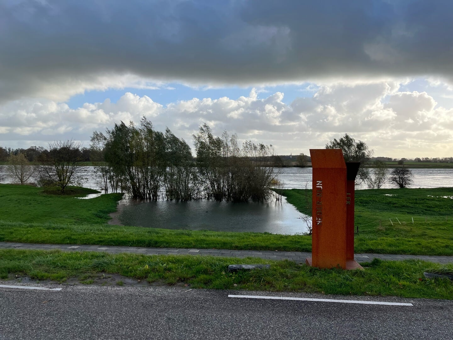 Stijgende water in de Lek ter hoogte van de afdamming in Wijk bij Duurstede, 21 november eind middag