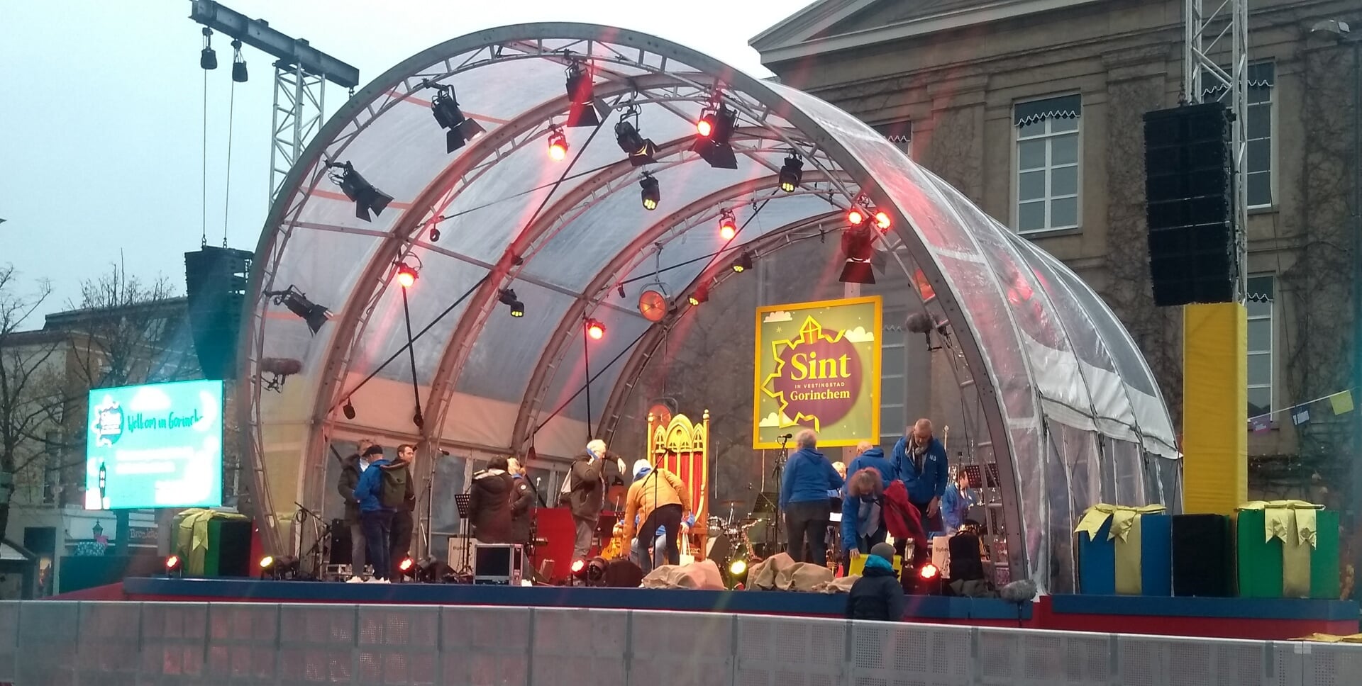 Op het podium is al volop bedrijvigheid