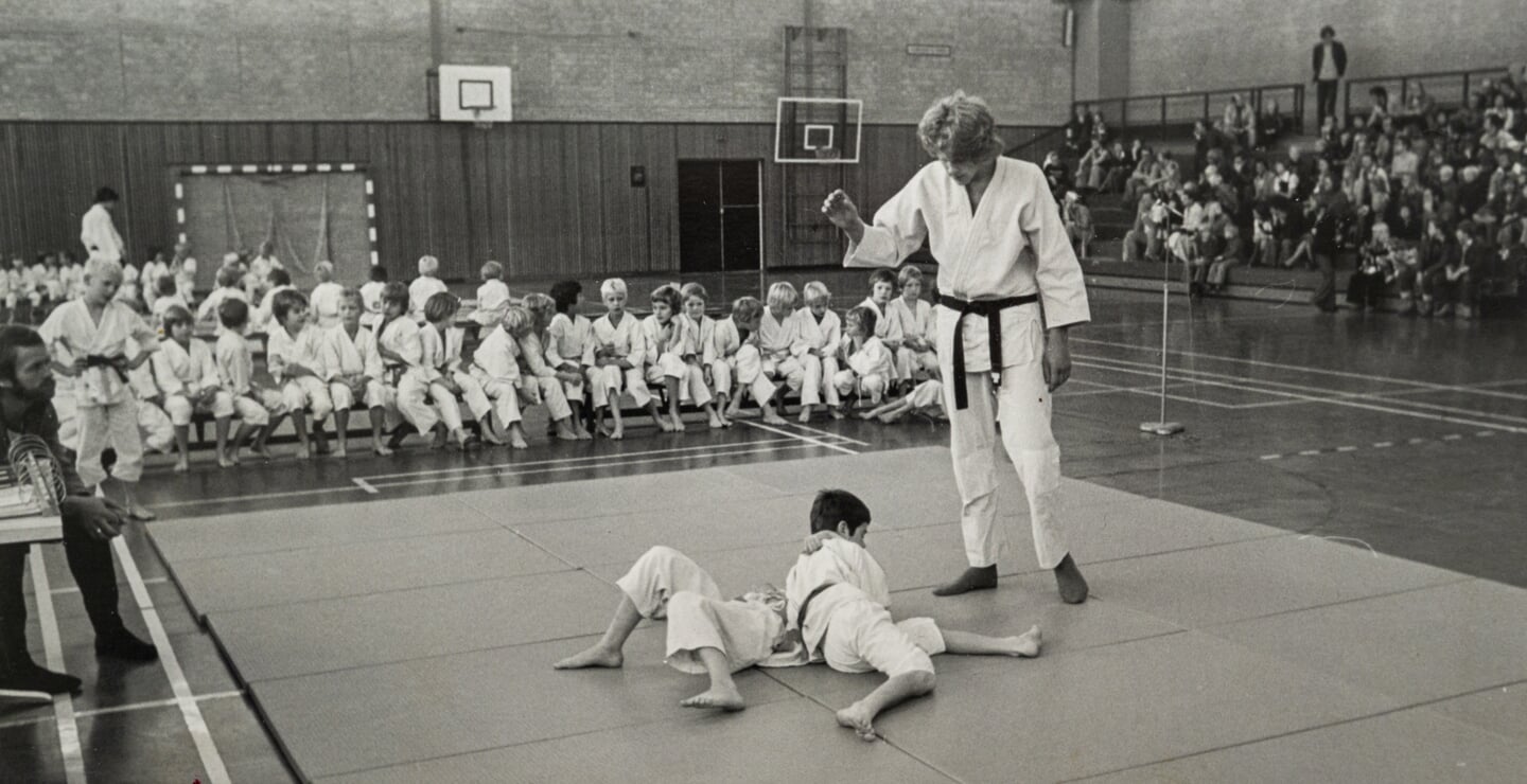Judoka's van Budo Ryu leggen een demonstratie op de mat.