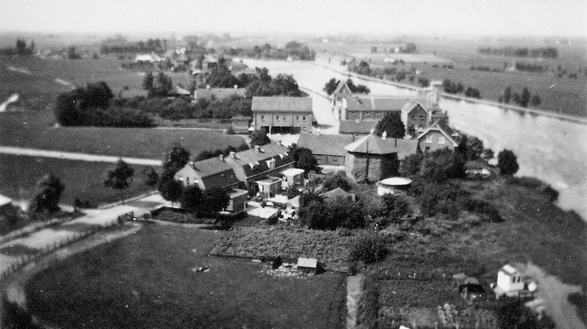 Achter de hooiberg de boerderij van Korrel. Dan links het pakhuis en aan de Amstel de maalderij, foto 1935.