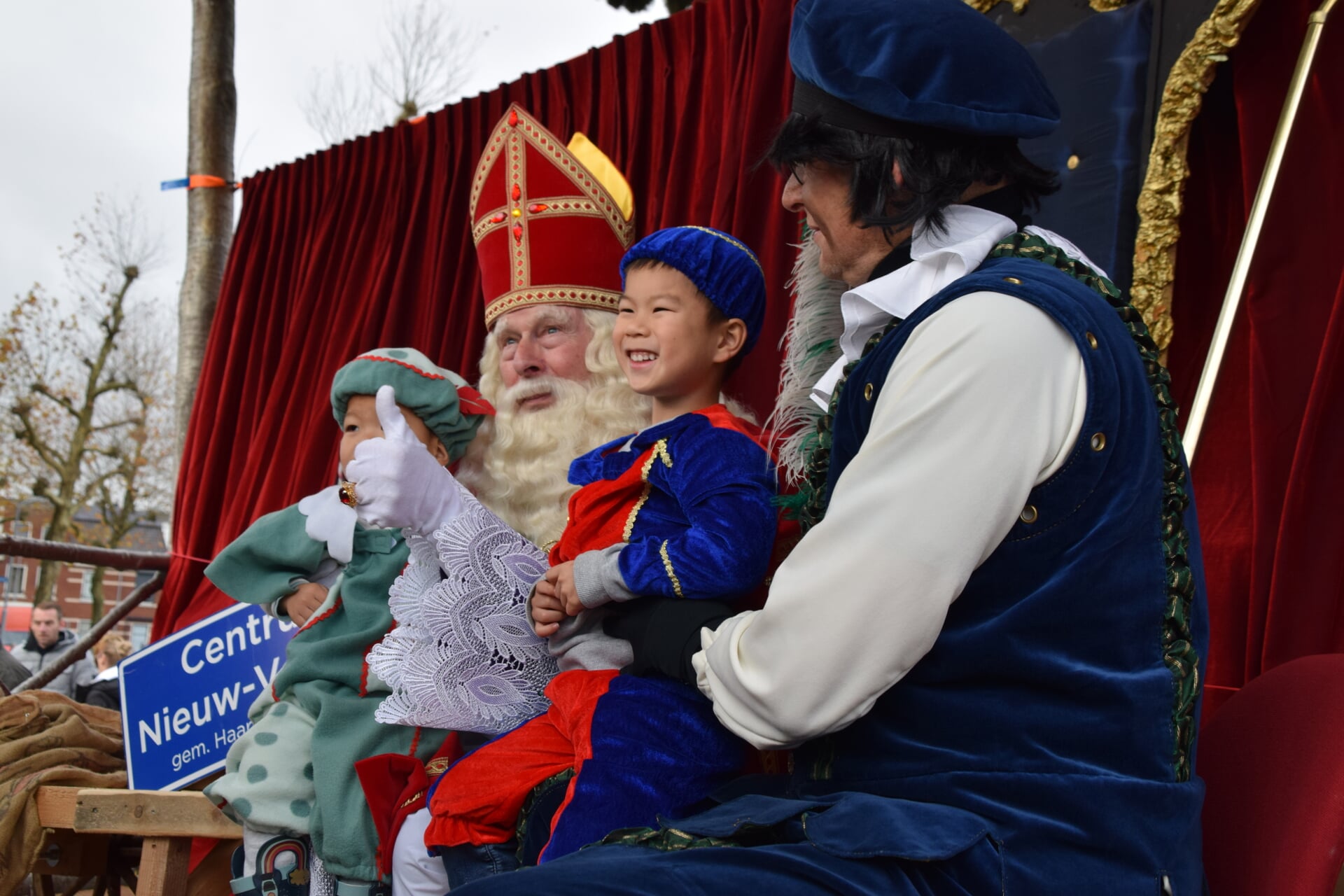 Met de Sint en Hoofdpiet op de foto.