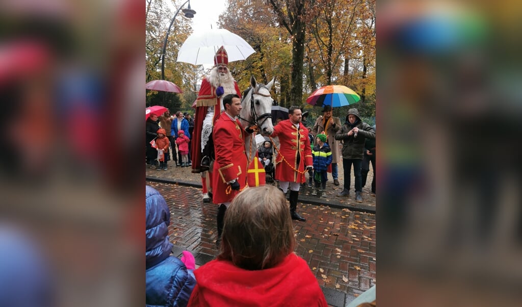 Met paraplu's stonden we te zwaaien naar de Sint op zijn witte paard. We waren nat en koud, maar het was het allemaal waard. 