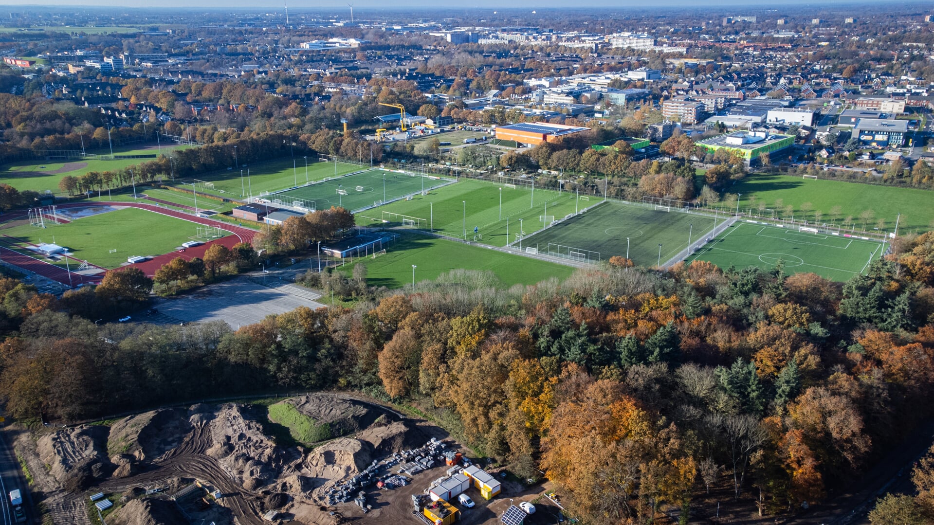 Sportpark de Hoekelumse Eng met op de achtergrond de Kenniscampus.