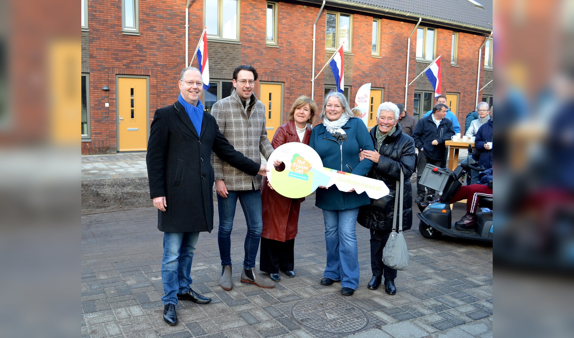 (v.l.n.r.) wethouder Engbert Stroobosscher, wethouder Dylan Lochtenberg, Trees van Haarst, directeur-bestuurder van Veenvesters, Laura (bewoner) en Laura's moeder