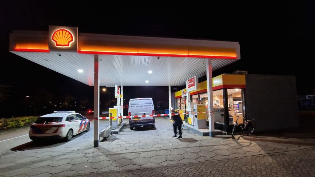 Het Shell-tankstation aan de Van Zuijlen van Nieveltlaan in Barneveld is na de overval door de politie afgezet.