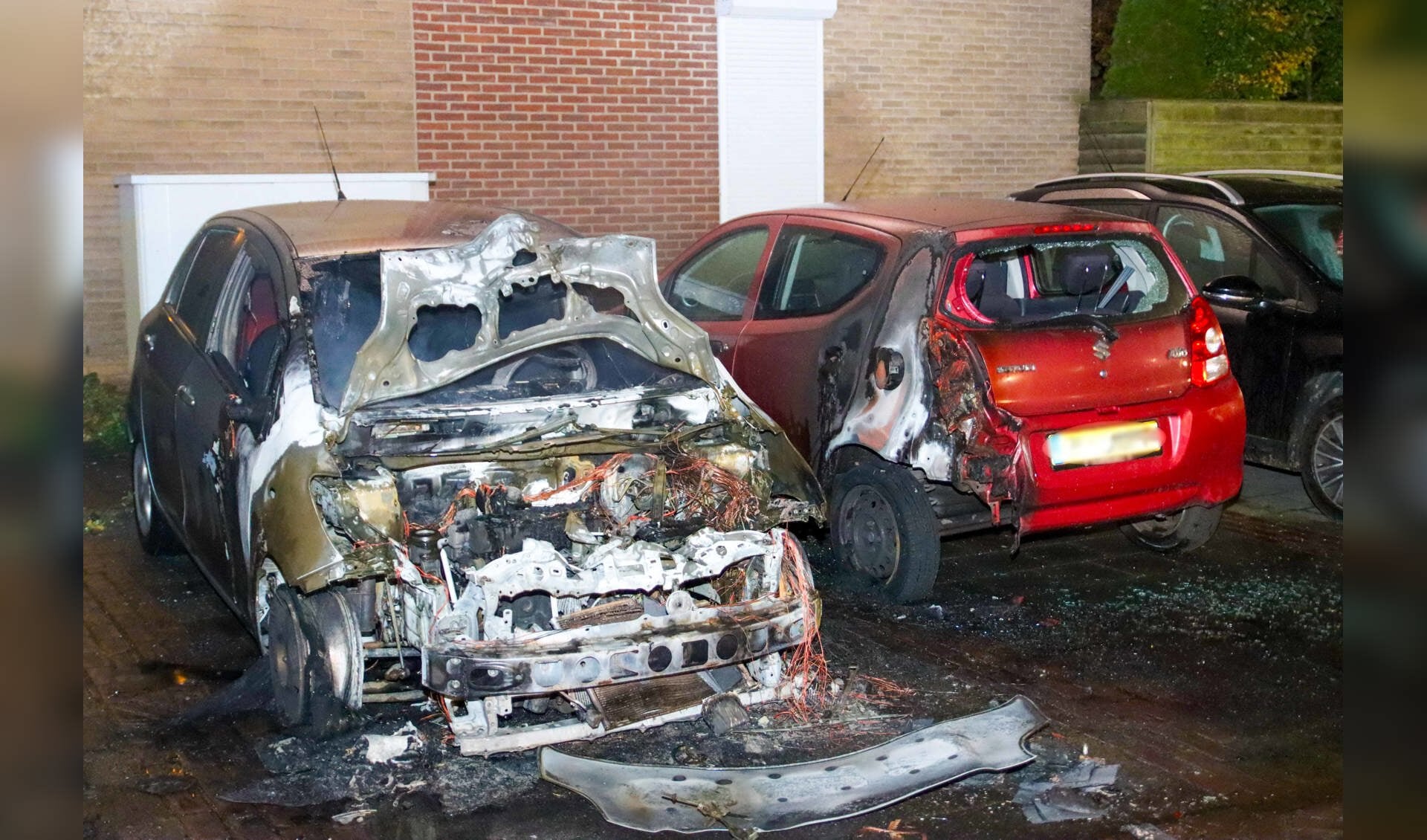 De uitgebrandde auto raakte zwaar beschadigd.