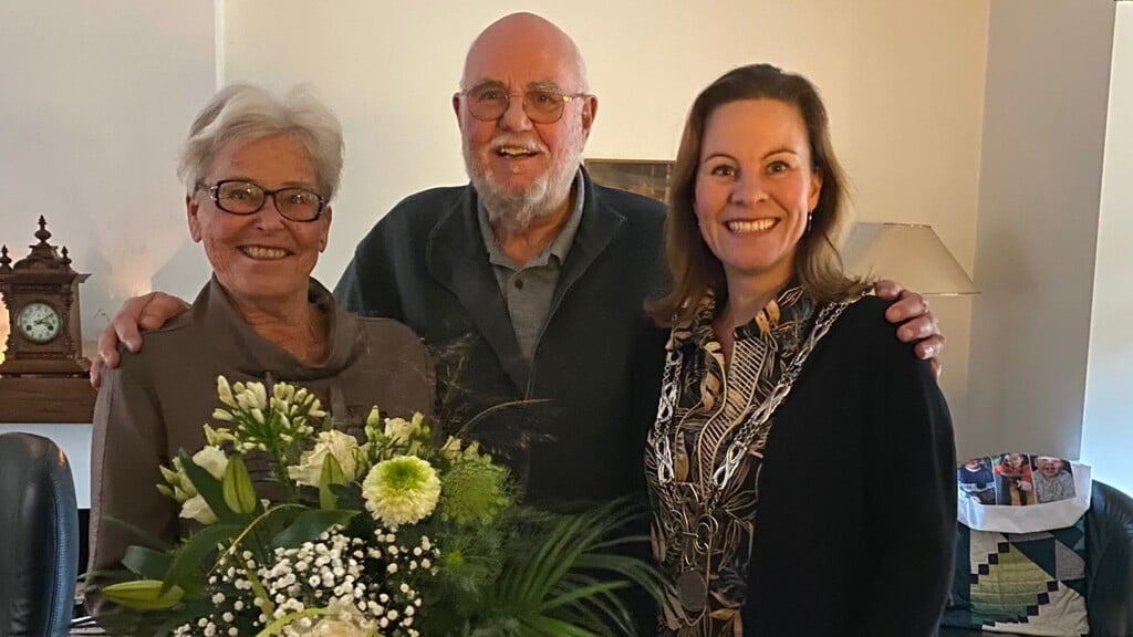 Burgemeester Marieke Teunissen feliciteerde het diamanten echtpaar Chris en Ria Sangers namens de gemeente Scherpenzeel.