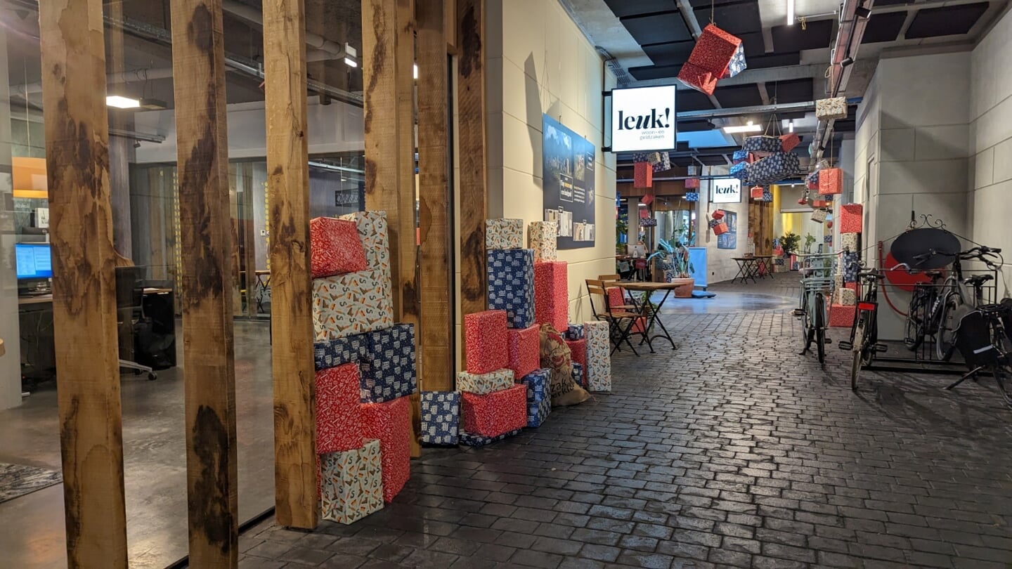 voorbereiding intocht Sint
passage naar struisvogelstraat met pakjes