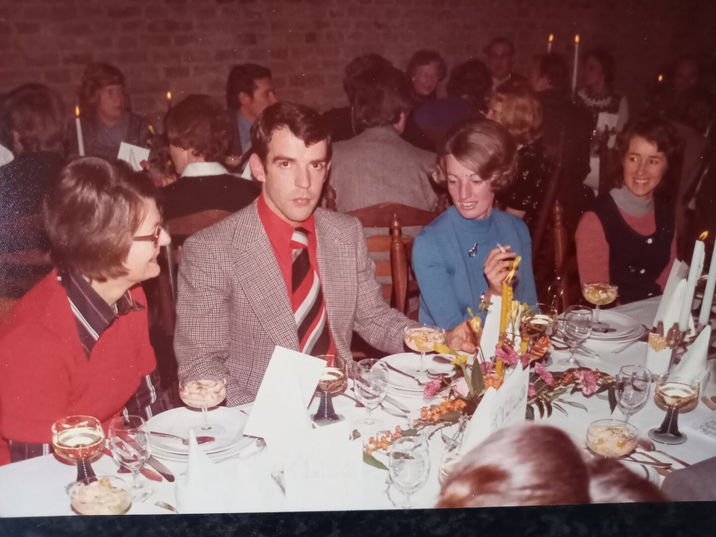 Diner, 1973 (50 jaar Handel&Nijverheid). Vlnr Mies Bakker, Nico (slager) en Trudi Buijs, mevr. Joustra (bakker).