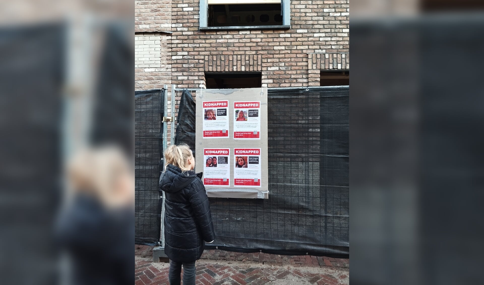 Sivan vraagt aandacht voor de ontvoerde kinderen, op de voorgrond haar dochter.