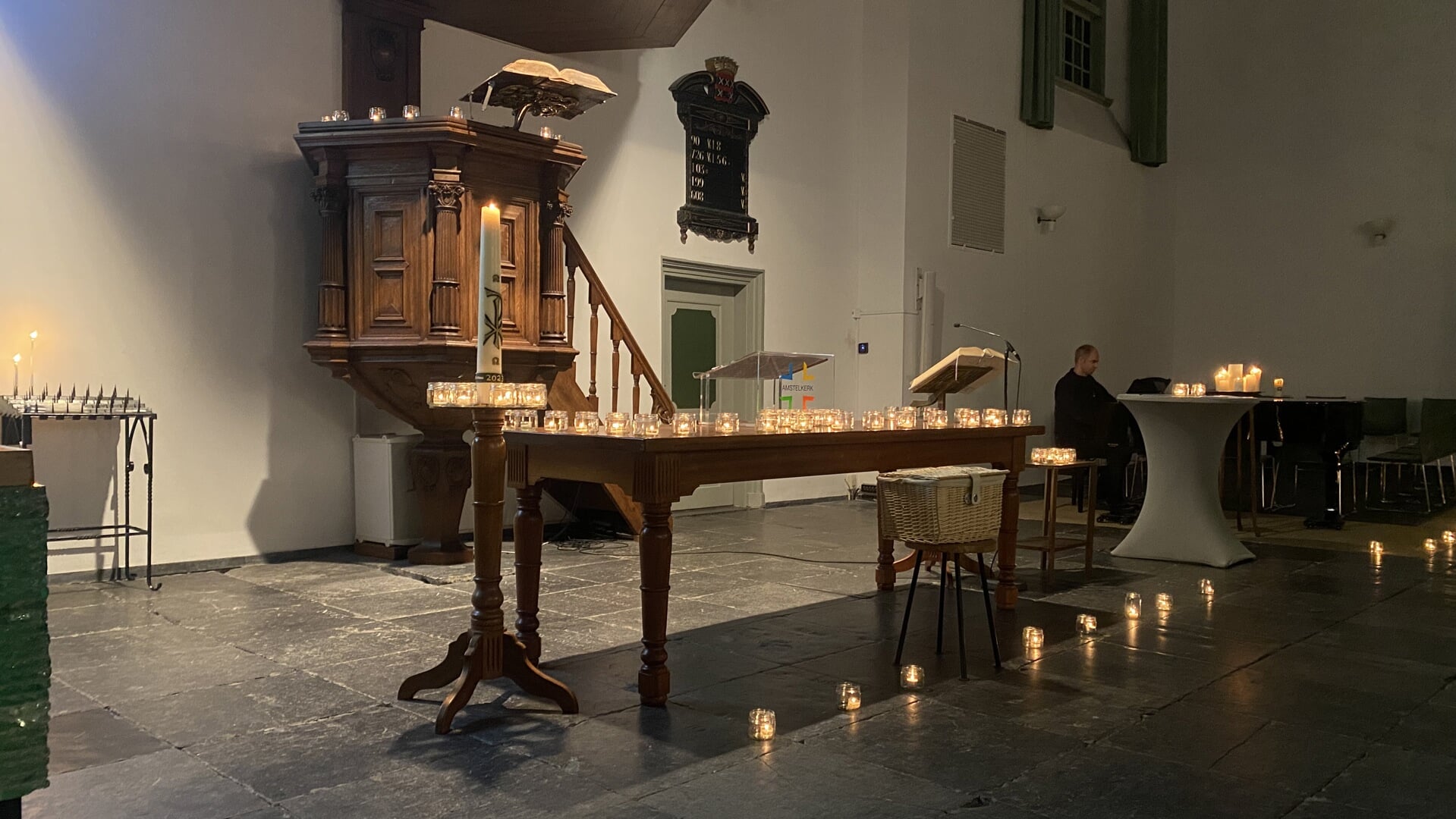 Lichtjes in de Amstelkerk branden voor Allerzielen.