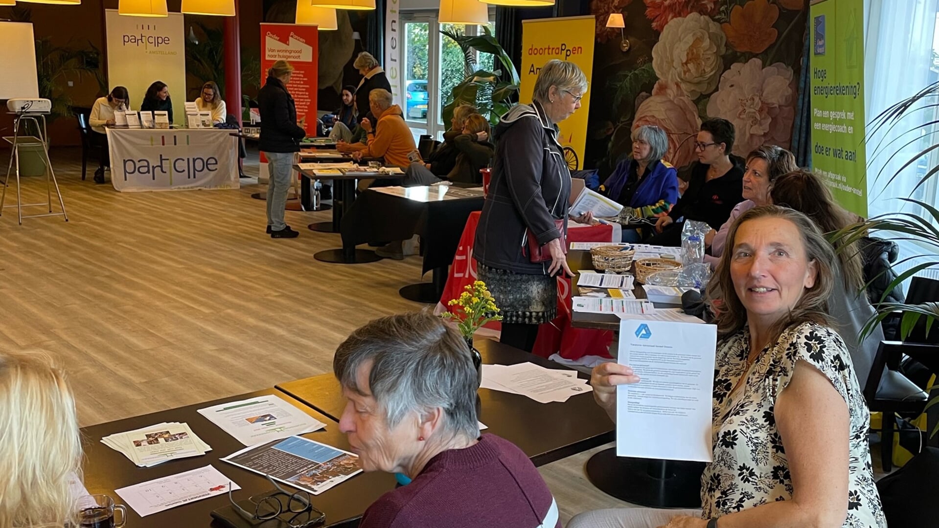 Op de Infomarkt konden bezoekers informatie inwinnen over diverse zorg en welzijn organisaties.