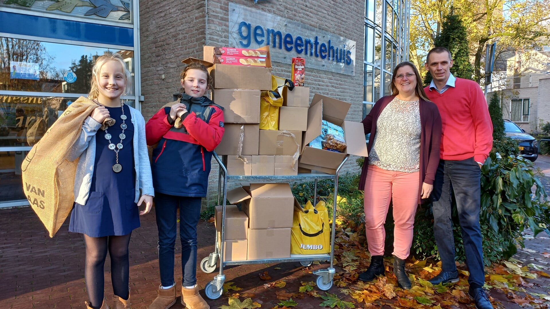 De kinderburgemeester en de loco-kinderburgemeester overhandigden de overblijfselen van hun sinterklaasactie aan de stichting.