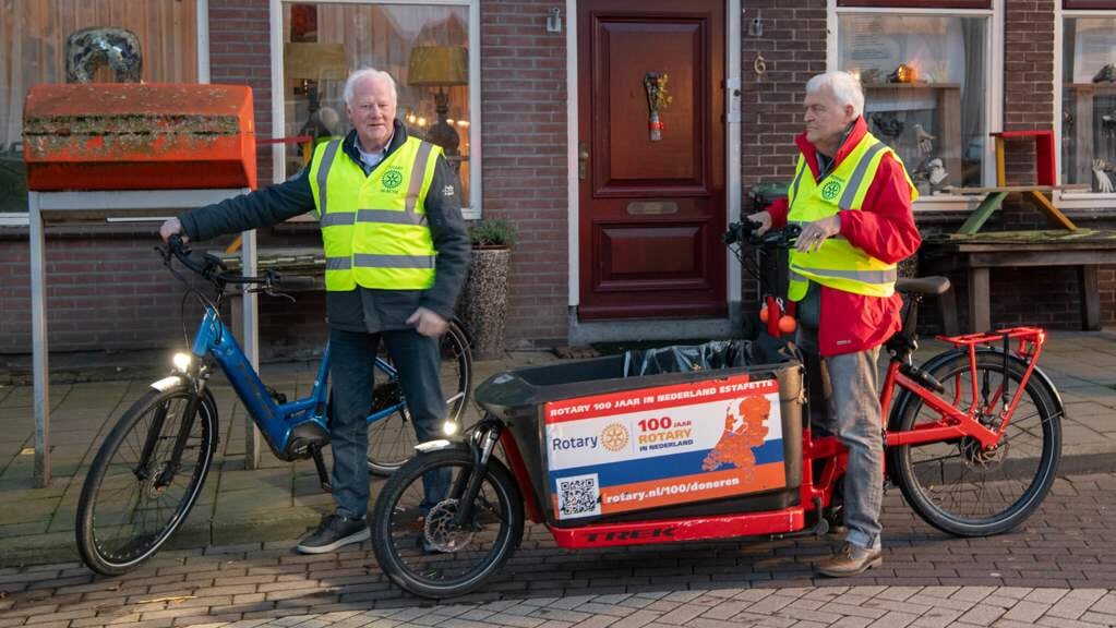Rotary Alblasserwaard-leden Robert van Dongen (r) en Meindert Bouman gaan onderweg van Bleskensgraaf naar Sliedrecht  