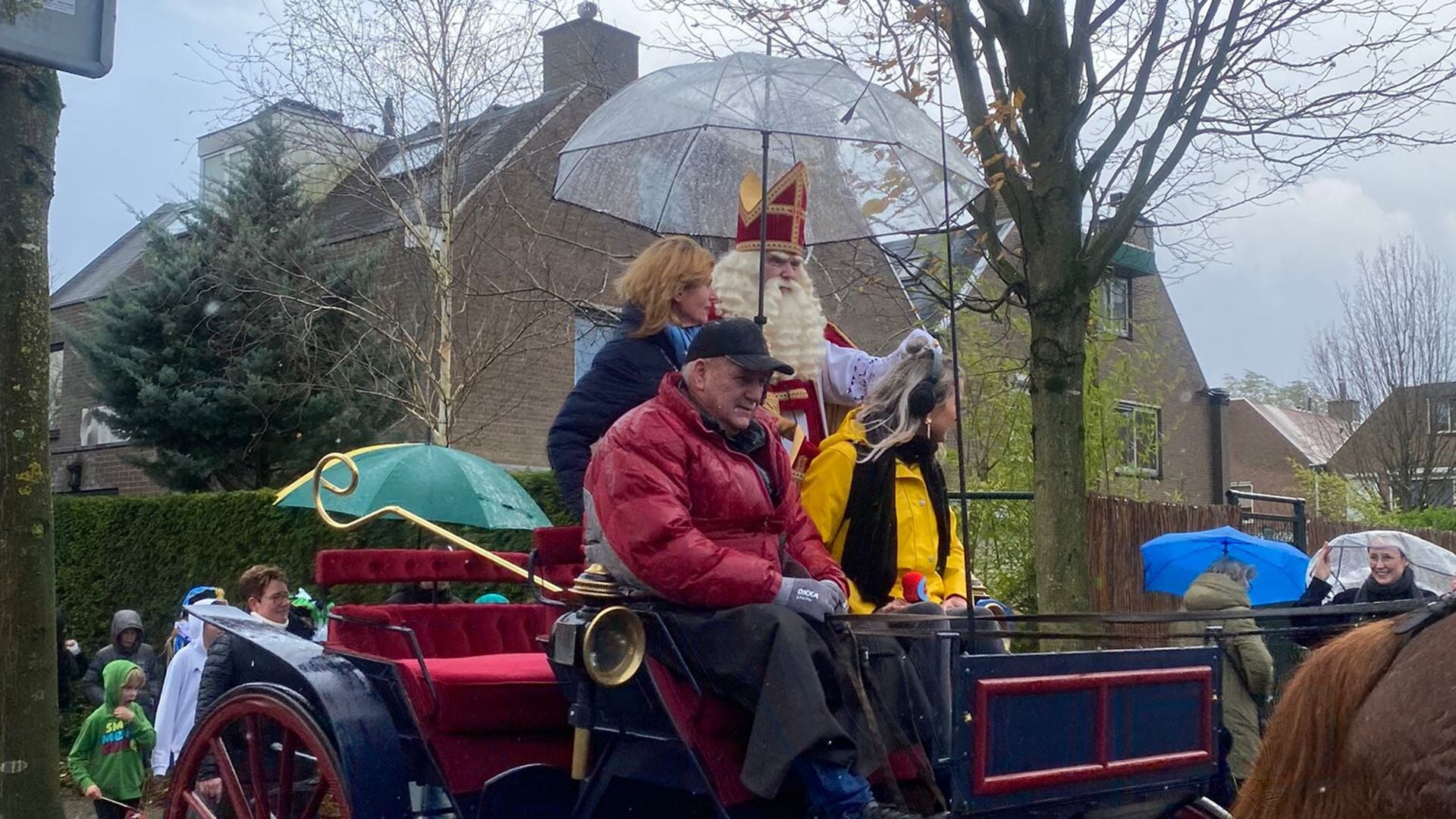 Sinterklaas en de burgemeester in het rijtuig.
