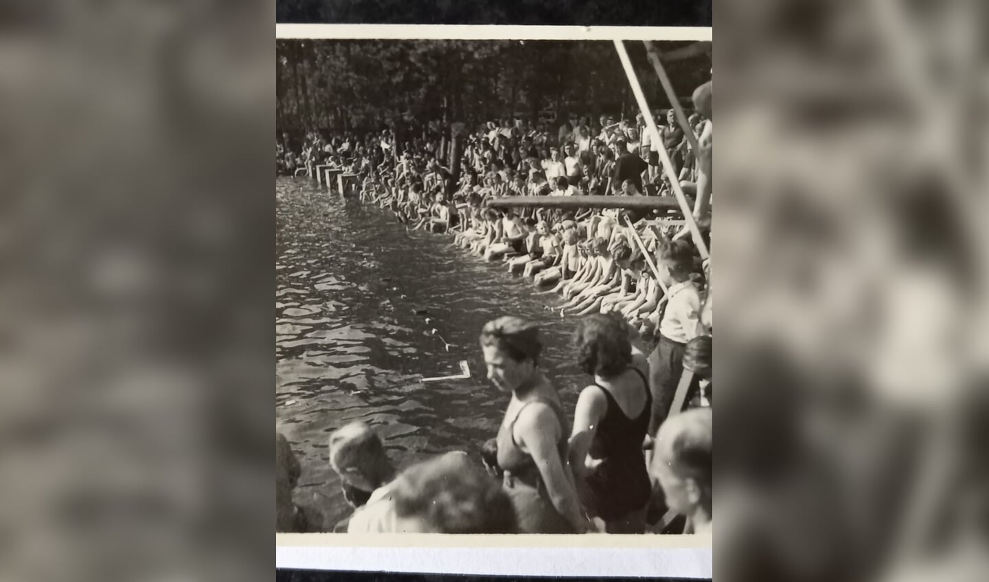 In het Bergbad werden waterpolowedstrijden gehouden. Elk jaar was er massale belangstelling voor dit Ritmeestertoernooi van VZC, Omstreeks 1944. 