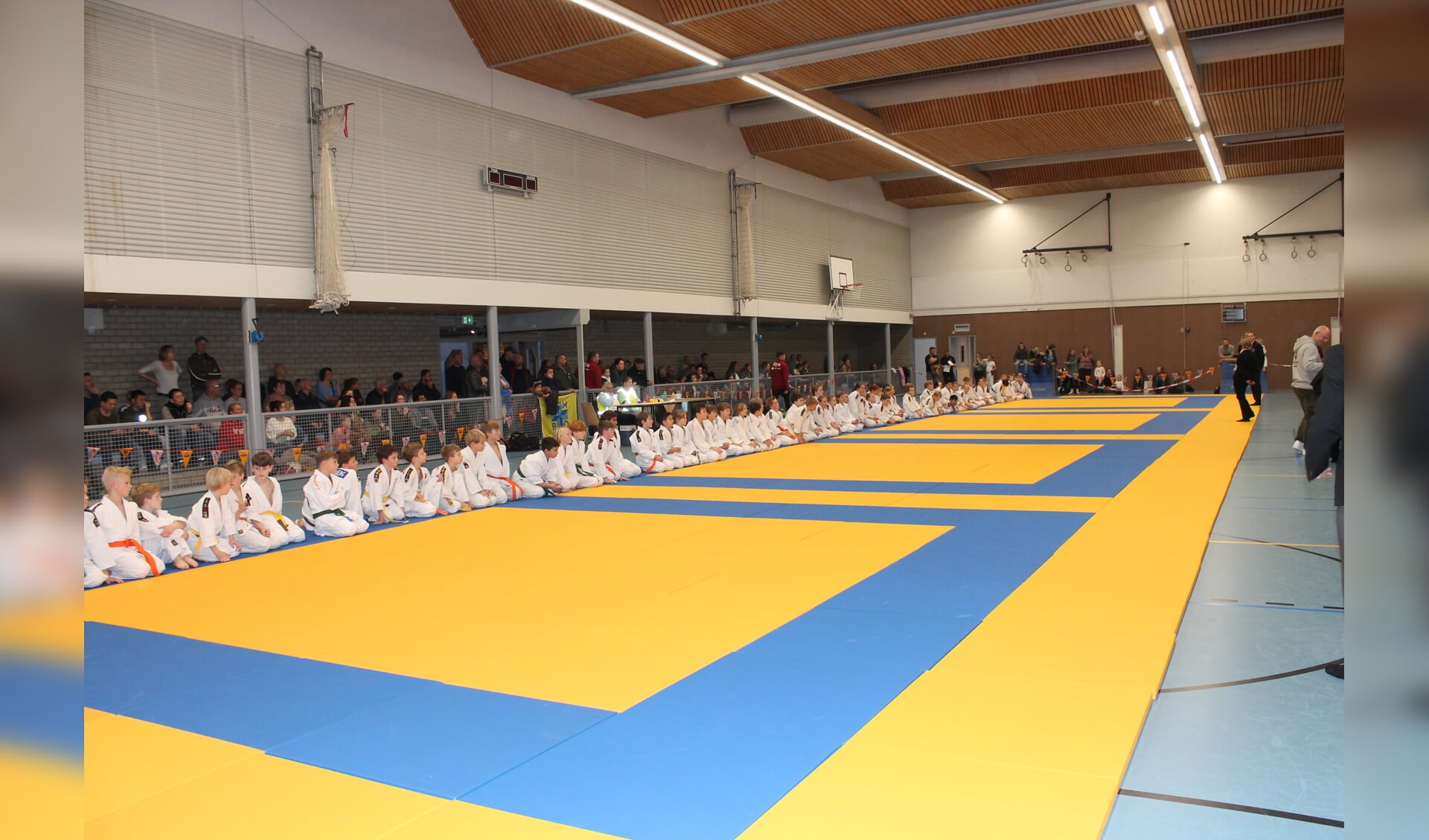 Deelnemers aan het judotoernooi.