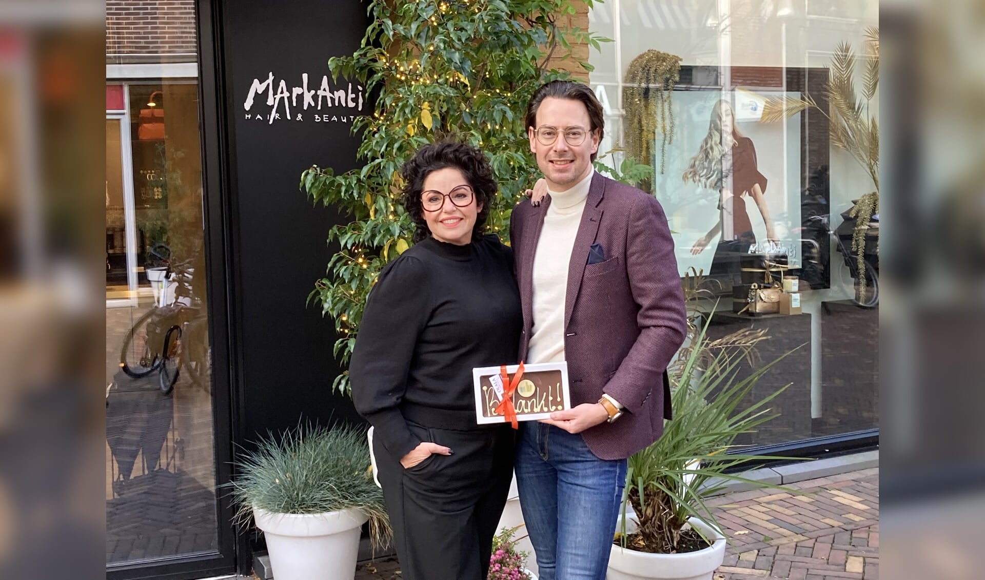 Wethouder Dylan Lochtenberg met Angelina van Ginkel van Markanti Hair en Beauty.