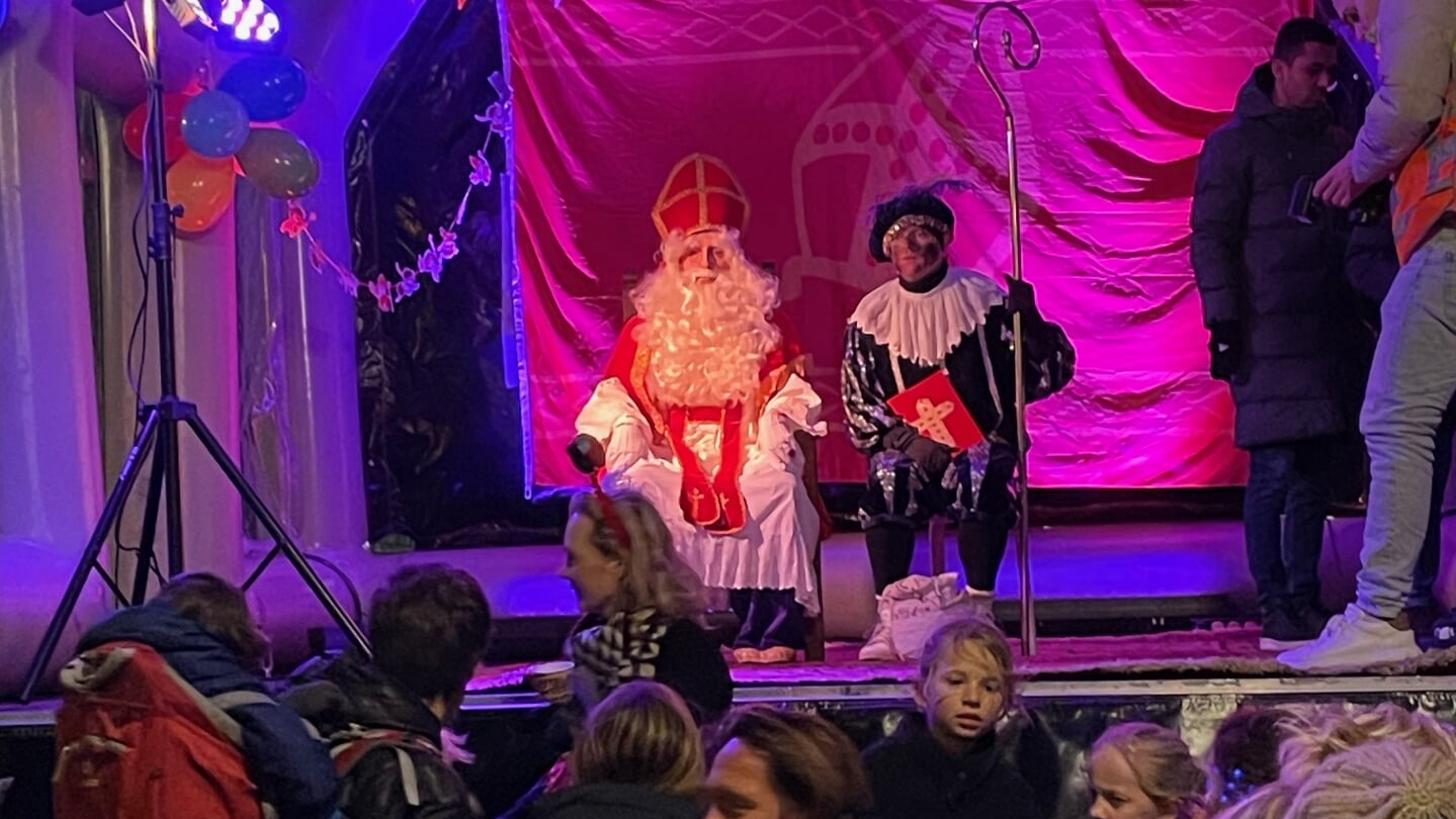 Sinterklaas op het podium in Ouderkerk, waar de kinderen op de foto konden.