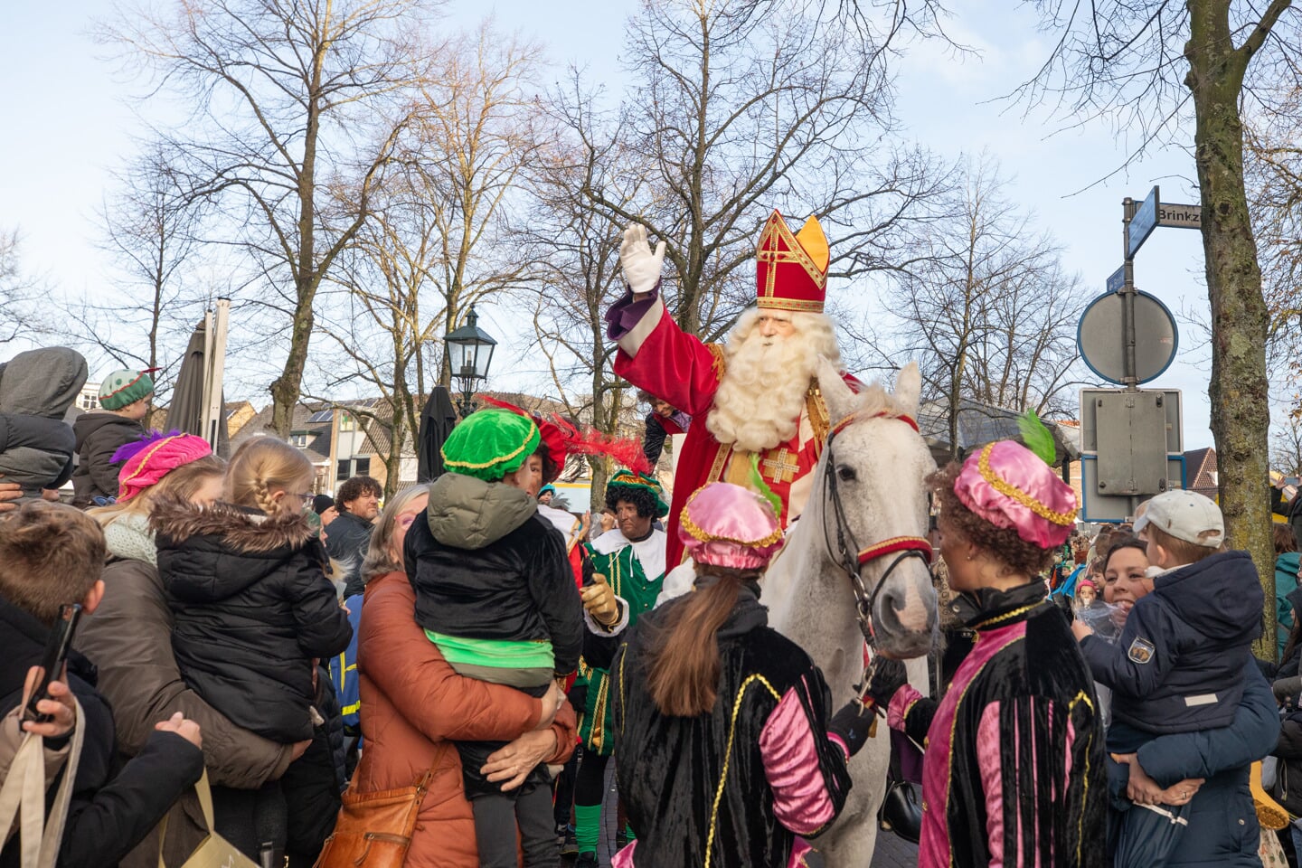 Sinterklaas met 181 pieten groots onthaald in centrum Baarn. 