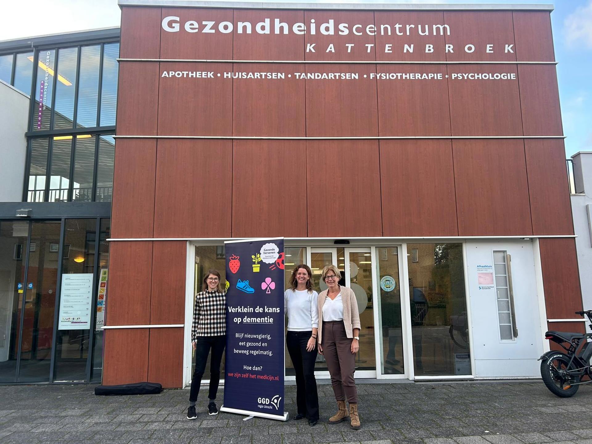 Initiatiefnemers Suzette Engels van apotheker Apotheek Kattenbroek, Veronique Rap van GGDr U en Anja Samuel, voorzitter wijknetwerkouderen in Kattenbroek.