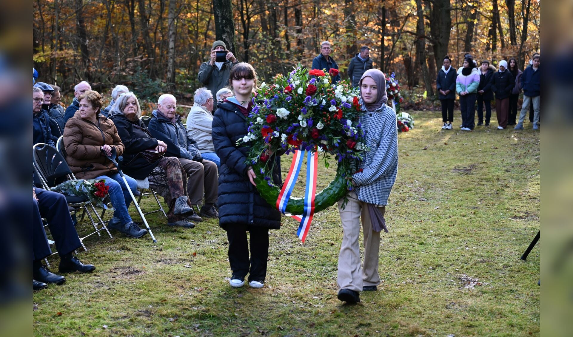Leerlingen van De Egelantier legden kransen en bloemen bij het monument.