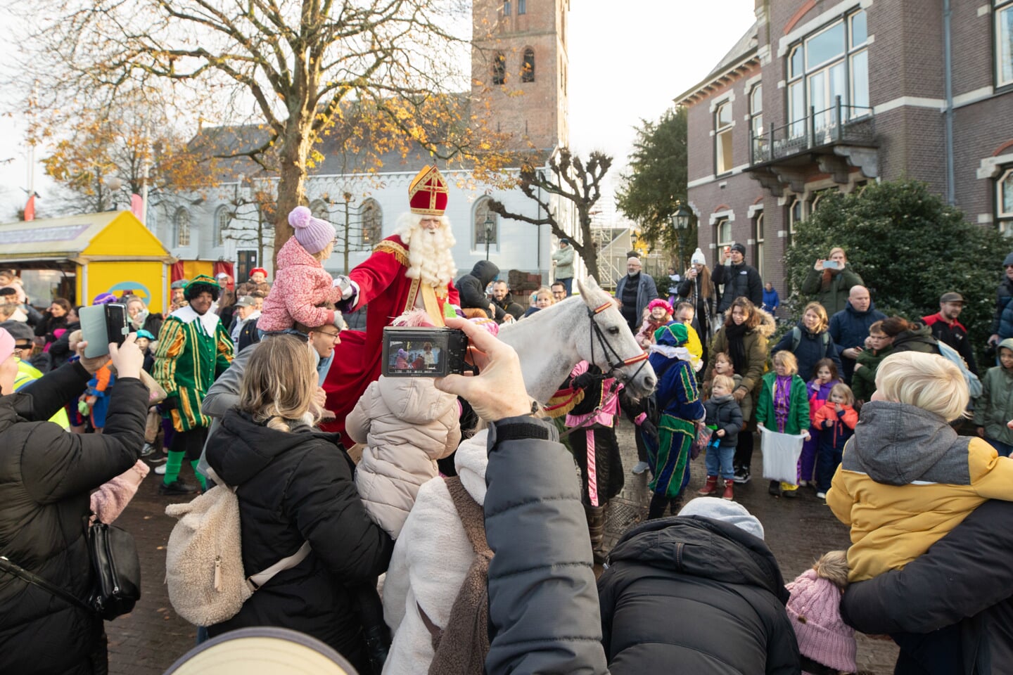 Sinterklaas met 181 pieten groots onthaald in centrum Baarn. 