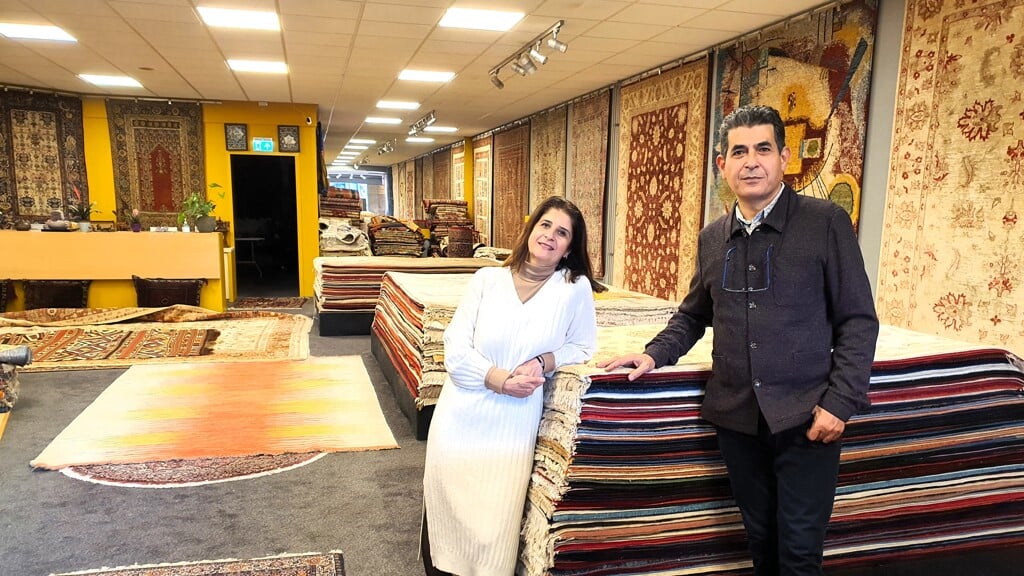 Roya en Reza Memarian in hun winkel aan de Telefoonweg 82 in Ede.