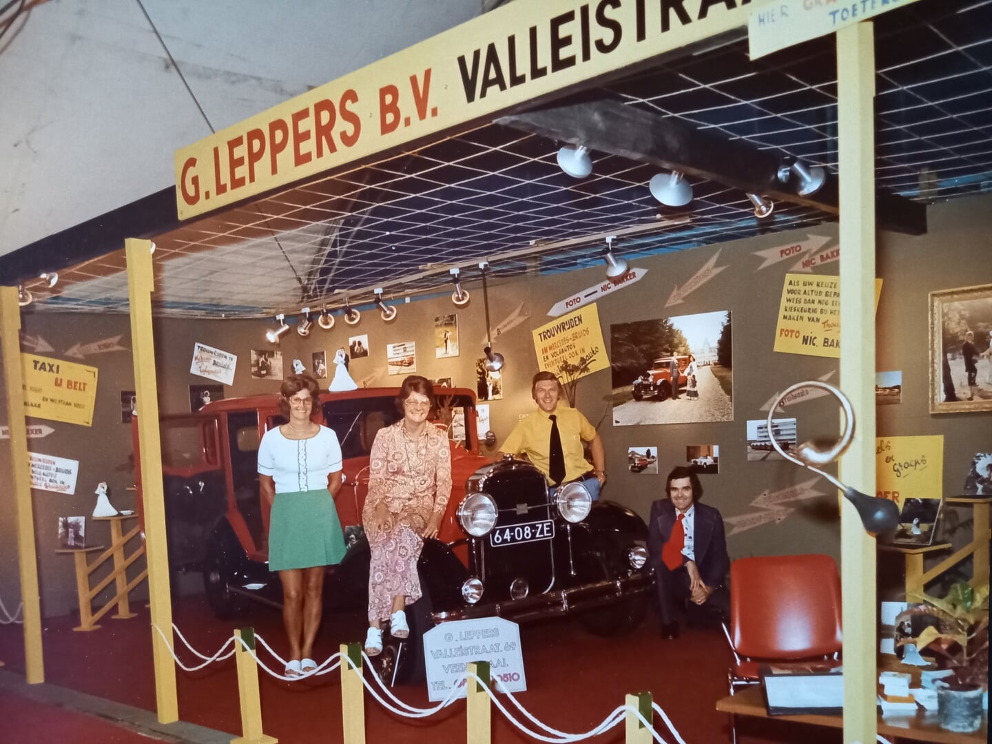 De gezamenlijke stand van auto- en taxibedrijf Leppers en Foto Bakker op de middenstandsbeurs VeWiBeTo, omstreeks 1975.