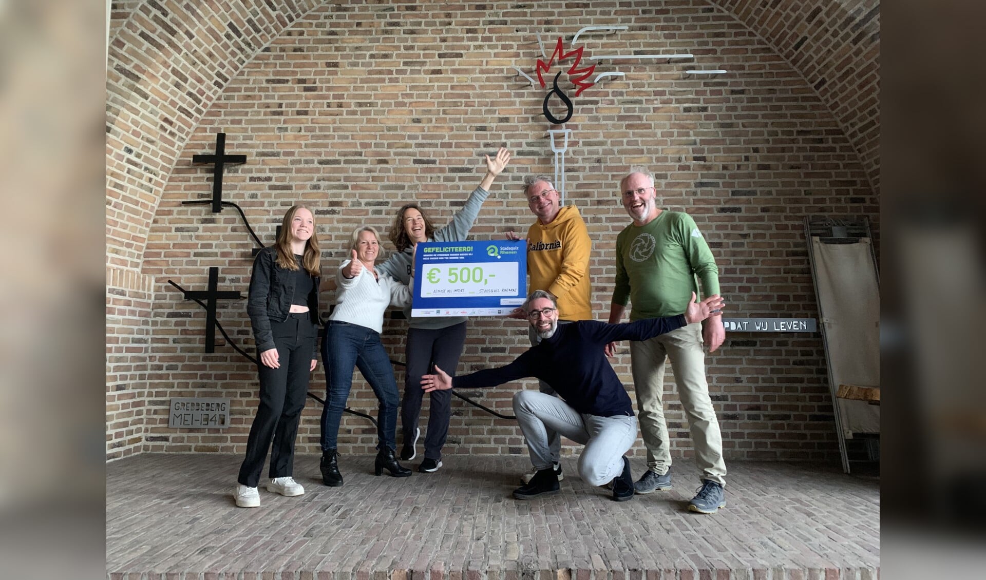 Teamcaptain Xander Klink overhandigt de cheque aan Monique van de Vijver, voorzitter van de Stichting Vrienden van de Gedachteniskerk