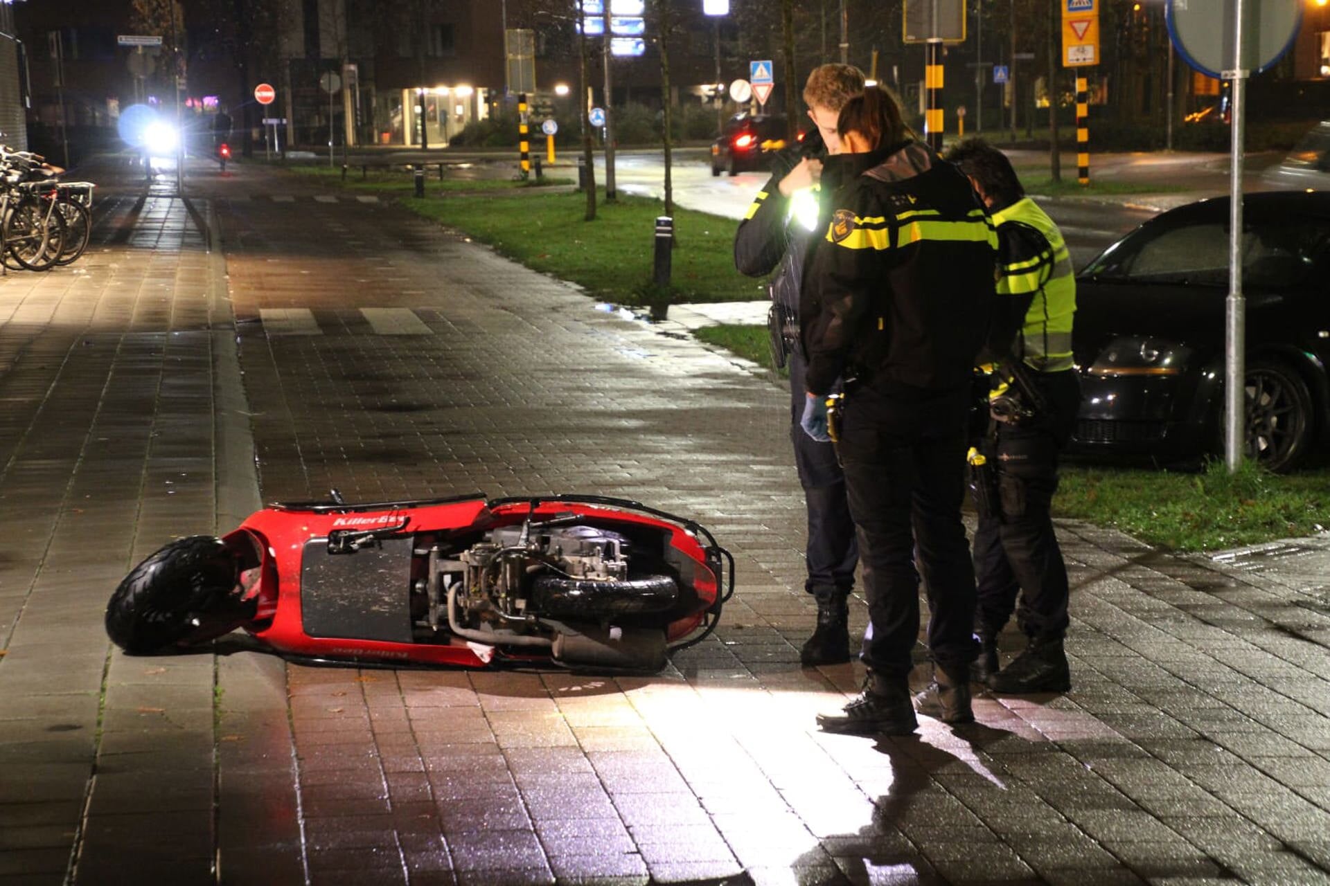 Een scooterrijder raakte zaterdagavond gewond bij een aanrijding met een fietser op de Burgemeester Kuntzelaan in Barneveld.